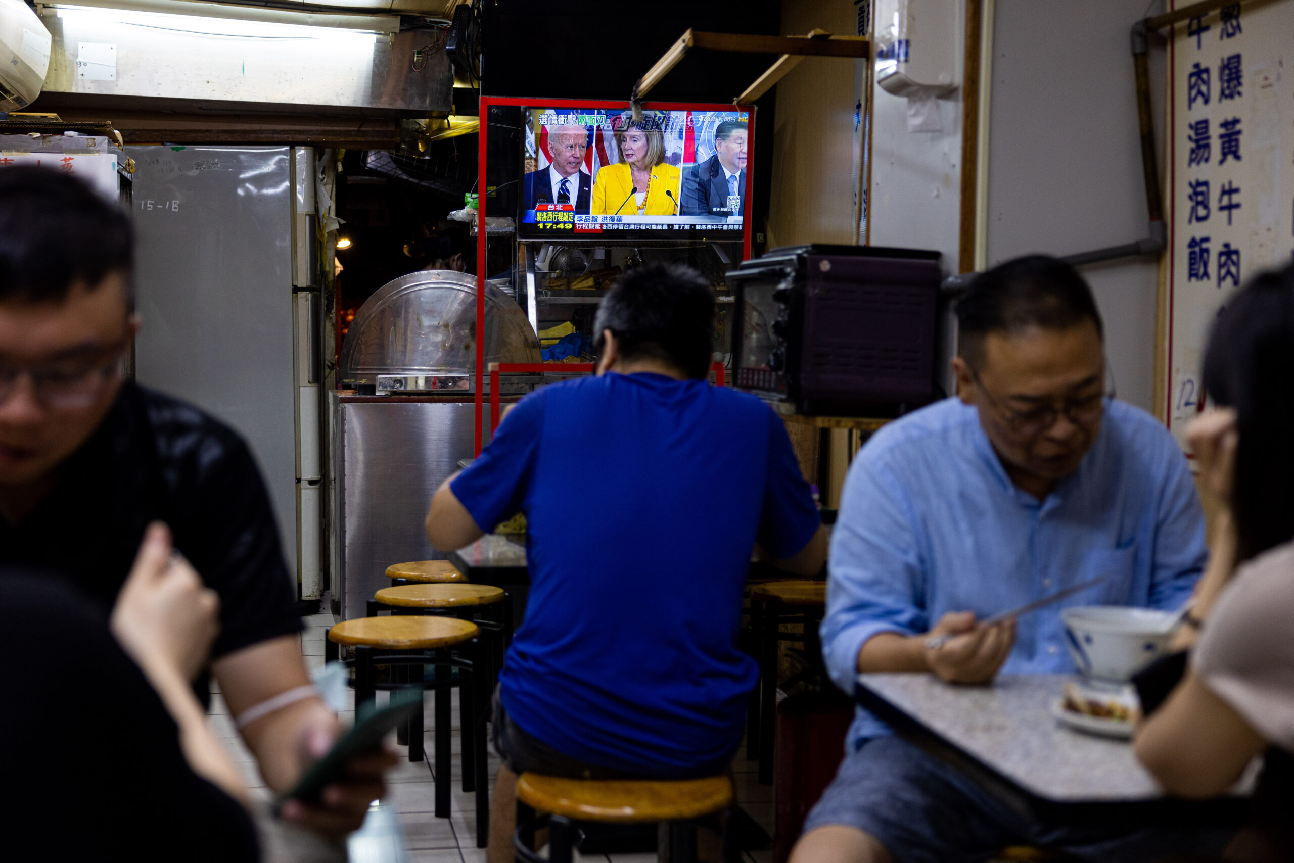 Photograph in restaurant in Taiwan broadcasting TV news of Pelosi's August 2022 visit
